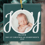 Eerste kerst als grootouders Foto Groen Keramisch Ornament<br><div class="desc">Deze aandenken Eerste kerst als grootouders foto ornament is versierd met het woord JOY in stijlvolle script typografie op een groene achtergrond. Gemakkelijk aan te passen.</div>