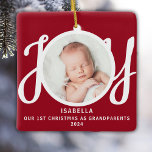 Eerste kerst als grootouders Foto Red Keepsake Keramisch Ornament<br><div class="desc">Deze aandenken Eerste kerst als grootouders foto ornament is versierd met het woord JOY in stijlvolle script typografie op een rode achtergrond. Gemakkelijk aan te passen.</div>