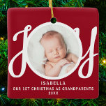 Eerste kerst als grootouders Foto Red Keepsake Keramisch Ornament<br><div class="desc">Deze aandenken Eerste kerst als grootouders foto ornament is versierd met het woord JOY in stijlvolle script typografie op een rode achtergrond. Gemakkelijk aan te passen.</div>