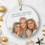 Eerste kerst als kamergenoten vrienden BFF Foto Keramisch Ornament<br><div class="desc">Vier je eerste kerst samen als huisgenoten met dit gepersonaliseerde keramische ornament. Met uw favoriete foto aan beide zijden bevat dit ornament ook bewerkbare tekst en het jaar, zodat u deze kunt aanpassen om de unieke band die u deelt vast te leggen. Het ontwerp is eenvoudig maar betekenisvol, waardoor het...</div>