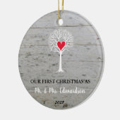 Eerste kerst als meneer en mevrouw rustieke liefde keramisch ornament (Links)