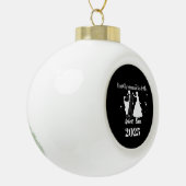 Eerste kerst als Mr & Mrs 2025 gepersonaliseerd Keramische Bal Ornament (Links)