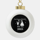 Eerste kerst als Mr & Mrs 2025 gepersonaliseerd Keramische Bal Ornament (Voorkant)