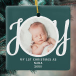 Eerste kerst als Nana Photo KeepSake Green Keramisch Ornament<br><div class="desc">Dit aandenken "First Christmas As Nana" foto ornament is versierd met het woord 'JOY' in stijlvolle script typografie op een groene achtergrond. Gemakkelijk aan te passen.</div>