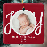 Eerste kerst als Nana Photo KeepSake Red Keramisch Ornament<br><div class="desc">Dit aandenken "First Christmas As Nana" foto ornament is versierd met het woord 'JOY' in stijlvolle script typografie op een rode achtergrond. Gemakkelijk aan te passen.</div>