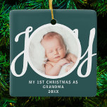Eerste kerst als oma Foto Keepsake Green Keramisch Ornament<br><div class="desc">Dit aandenken "First Christmas As Grandma" foto ornament is versierd met het woord 'JOY' in stijlvolle script typografie op een groene achtergrond. Gemakkelijk aan te passen.</div>
