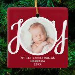 Eerste kerst als oma Foto Keepsake Red Keramisch Ornament<br><div class="desc">Dit aandenken "First Christmas As Grandma" foto ornament is versierd met het woord 'JOY' in stijlvolle script typografie op een rode achtergrond. Gemakkelijk aan te passen.</div>