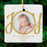 Eerste kerst als Oma Photo Gold Script Keramisch Ornament<br><div class="desc">Dit aandenken,  "First Christmas As Grandma" foto ornament,  is versierd met het woord 'JOY' in stijlvolle gouden script typografie op een witte achtergrond. Gemakkelijk aan te passen.</div>