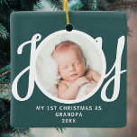 Eerste kerst als opa Foto KeepSake Green Keramisch Ornament<br><div class="desc">Dit aandenken,  "First Christmas As Grandpa" foto ornament,  is versierd met het woord 'JOY' in stijlvolle script typografie op een groene achtergrond. Gemakkelijk aan te passen.</div>