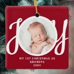 Eerste kerst als opa Foto Keepsake Red Keramisch Ornament<br><div class="desc">Dit aandenken "First Christmas As Grandpa" foto ornament is versierd met het woord 'JOY' in stijlvolle script typografie op een rode achtergrond. Gemakkelijk aan te passen.</div>