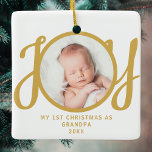 Eerste kerst als opa Photo Gold Script Keramisch Ornament<br><div class="desc">Dit aandenken,  "First Christmas As Grandpa" foto ornament,  is versierd met het woord 'JOY' in stijlvolle gouden script typografie op een witte achtergrond. Gemakkelijk aan te passen.</div>
