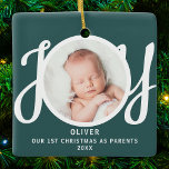 Eerste kerst als ouders Foto Green Keepsake Keramisch Ornament<br><div class="desc">Deze aandenken Eerste kerst als ouders foto ornament is versierd met het woord JOY in stijlvolle script typografie op een groene achtergrond. Gemakkelijk aan te passen.</div>