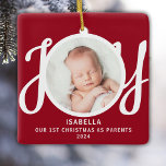 Eerste kerst als ouders Foto Red Keepsake Keramisch Ornament<br><div class="desc">Deze aandenken Eerste kerst als ouders foto ornament is versierd met het woord JOY in stijlvolle script typografie op een rode achtergrond. Gemakkelijk aan te passen.</div>