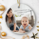 Eerste kerst als peetmoeder gepersonaliseerde foto keramisch ornament<br><div class="desc">Vier een speciale mijlpaal met dit prachtig gepersonaliseerde keramische ornament, waarmee je je eerste kerst als peetmoeder markeert. Met een gekoesterde foto aan beide zijden en bewerkbare tekst, kunt u met dit ornament het bericht aanpassen om deze betekenisvolle gebeurtenis perfect te herdenken. Het elegante ontwerp benadrukt de band tussen peettante...</div>