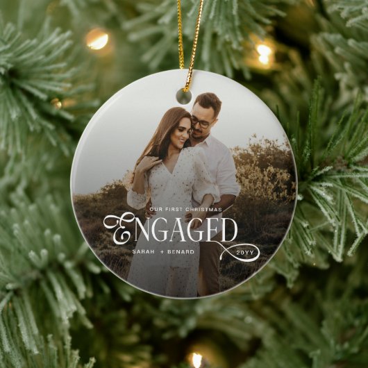 Eerste kerst als verloofd chic koppel foto keramisch ornament (Boom)