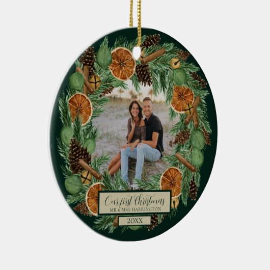 Eerste kerst Een foto Rustieke Pine Krans Keramisch Ornament (Rechts)