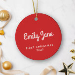 Eerste Kerst Eenvoudige Schattigee Rode Gepersonal Keramisch Ornament<br><div class="desc">Vier een speciale mijlpaal met dit eerste kerst ornament, met een eenvoudig en schattig ontwerp in feestelijk rood. Gepersonaliseerd met een naam, is dit keramische ornament de perfecte aandenken om de eerste kerst van een baby of de vakantie van een pasgetrouwd stel samen te herdenken. De minimalistische charme voegt een...</div>