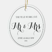 Eerste kerst Getrouwd Elegante Eenvoudige Meneer e Keramisch Ornament (Links)