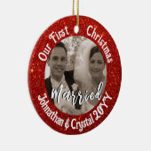 Eerste kerst getrouwd gepersonaliseerde rode glitt keramisch ornament (Rechts)