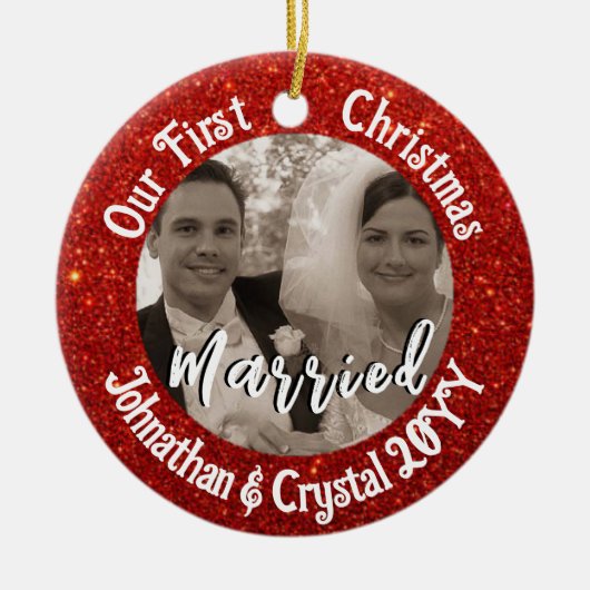Eerste kerst getrouwd gepersonaliseerde rode glitt keramisch ornament (Voorkant)