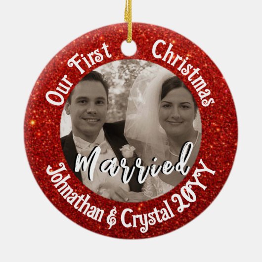 Eerste kerst getrouwd gepersonaliseerde rode glitt keramisch ornament (Achterkant)