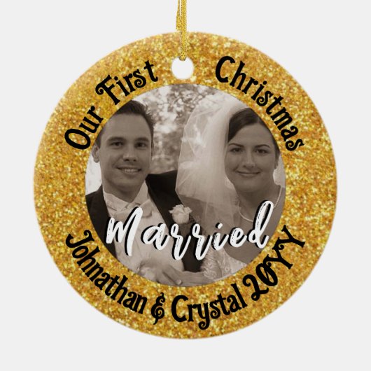 Eerste kerst getrouwd gepersonaliseerde rode glitt keramisch ornament (Achterkant)