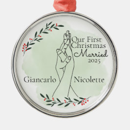 Eerste kerst getrouwd met in elkaar grijpende hand metalen ornament