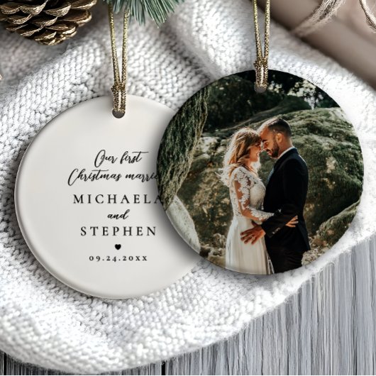 Eerste kerst getrouwd met moderne minimalistische  keramisch ornament