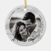 Eerste kerst Getrouwd Sneeuwvlokken Wit Chic Gift Keramisch Ornament (Voorkant)