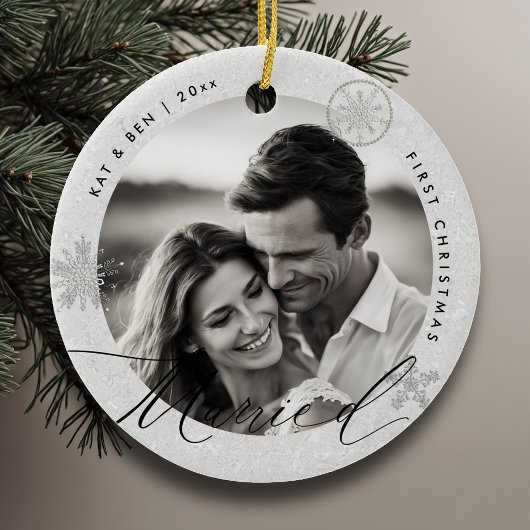 Eerste kerst Getrouwd Sneeuwvlokken Wit Chic Gift Keramisch Ornament
