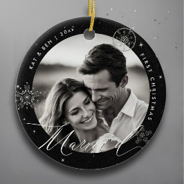 Eerste kerst Getrouwd Sneeuwvlokken Zwart Chic Gif Keramisch Ornament