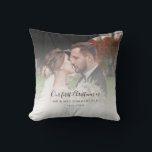 Eerste kerst getrouwde foto gepersonaliseerd kussen<br><div class="desc">Ons eerste kersthuwelijk met huwelijksfoto Aangepast Sierkussen je kunt je favoriete trouwfoto,  datum en naam eenvoudig toevoegen als een stel door op de knop 'Personaliseren' te klikken</div>