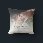 Eerste kerst getrouwde foto gepersonaliseerd kussen<br><div class="desc">Ons eerste kersthuwelijk met huwelijksfoto Aangepast Sierkussen je kunt je favoriete trouwfoto,  datum en naam eenvoudig toevoegen als een stel door op de knop 'Personaliseren' te klikken</div>