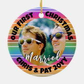 Eerste kerst getrouwde foto Sunset Stripes Keramisch Ornament (Achterkant)