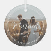 Eerste kerst getrouwde script overlay foto glas ornament (Voorkant)