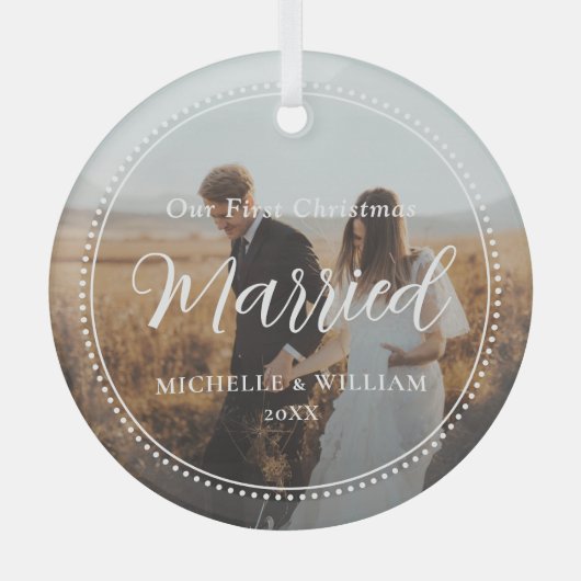 Eerste kerst getrouwde script overlay foto glas ornament (Voorkant)