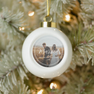 Eerste kerst getrouwde script overlay foto keramische bal ornament
