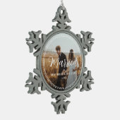 Eerste kerst getrouwde script overlay foto tin sneeuwvlok ornament (Links)