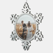 Eerste kerst getrouwde script overlay foto tin sneeuwvlok ornament (Rechts)