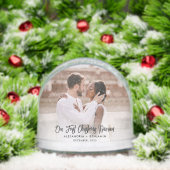 Eerste kerst getrouwde trouwfoto's sneeuwbol (Kerstmis)