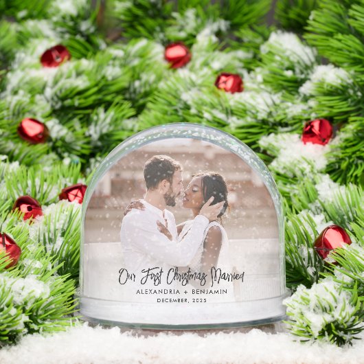 Eerste kerst getrouwde trouwfoto's sneeuwbol (Kerstmis)