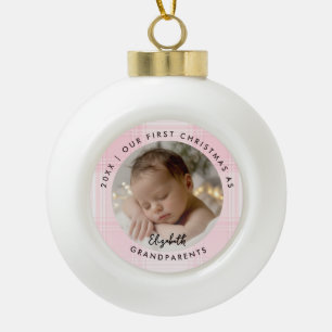 Eerste kerst grootouders roze ruit baby foto keramische bal ornament