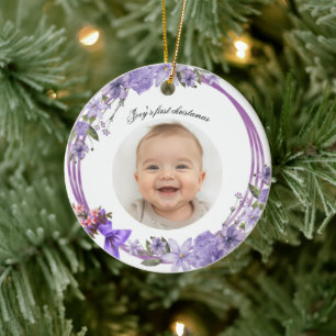 Eerste kerst in baby – Paarse bloemenkrans Keramisch Ornament