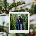 Eerste kerst in beeld | Minimale foto van Verlovin Keramisch Ornament<br><div class="desc">Een stijlvol ornament met een minimale kerstboomfotovakantie met klassieke typografie "Ons eerste kerstfeest" in het zwart op een eenvoudige, minimalistische witte achtergrond. De foto, de groet en de naam kunnen gemakkelijk voor een persoonlijke aanraking worden aangepast. Een eenvoudig, minimalistisch en hedendaags kerstontwerp om je verloving aan je geliefden aan te...</div>