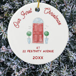 Eerste kerst in de nieuwe Waterverf Keramisch Ornament<br><div class="desc">Vier uw eerste kerst in uw nieuwe huis met dit charmante gepersonaliseerde waterverf voordeur ornament. Wijzig het adres en het jaar om aan te passen. Met een waterverf voordeur en moderne scripttekst in feestelijk rood is het een perfecte aandenken. Hang het aan je boom om een speciaal tintje aan je...</div>