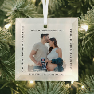 Eerste kerst met een zwangerschap aankondiging glas ornament