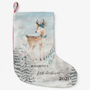 Eerste kerst met rendierbaby in het bos. kleine kerstsok