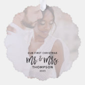 Eerste kerst Moderne Mr. Mrs. Fotosjabloon Ornament Kaart (Achterkant)