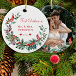 Eerste kerst Mr en Mrs bloemrijke elegante foto Keramisch Ornament<br><div class="desc">Winterklassiek waterverf elegante kerstkrans op maat gemaakte foto ornamenten sjabloon met koraalrood,  bordeaux en groen botanisch gebladerte met seizoensgebonden dennenappels,  zilvertakken,  hulstbessen,  kardinaalvogels en groene bladeren,  en een modern trendy typografisch script op een heldere witte achtergrond.                     - Personaliseer het aan beide kanten met je familienaam,  tekst,  jaar en foto!</div>