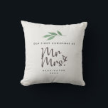 Eerste kerst Mr en Mrs Heirloom Sierkussen<br><div class="desc">Ontwerp kenmerkt Onze Eerste Kerst als de heer en mevrouw in kalligrafie script met waterverf laurier kersttak. Eenvoudig aan te passen bericht,  naam en jaar. Mooi erfstuk cadeau te geven aan de pasgetrouwden tijdens de kerstvakantie seizoen.</div>